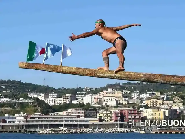 Un corridore in equilibrio sull'antenna a mare della Festa del Pescatore