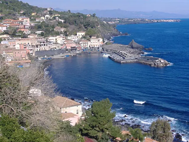 Panorama del borgo marinaro di Santa Maria La Scala e della sua baia