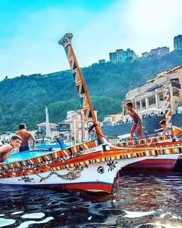 Le conzare, imbarcazioni tradizionali dipinte, in baia a Santa Maria La Scala