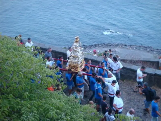 Il simulacro della Madonna della Scala in processione lungo la costa di Santa Maria La Scala