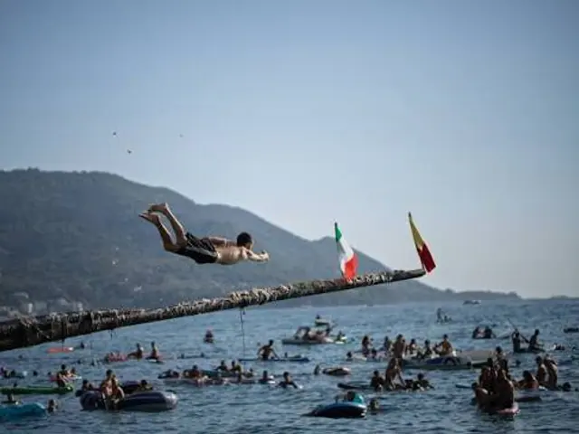 Il tuffo dall'antenna a mare nella baia di Santa Maria La Scala