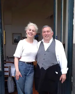 Marina Rocco con Carmelo Samperi all’ingresso della Trattoria Scalo Grande
