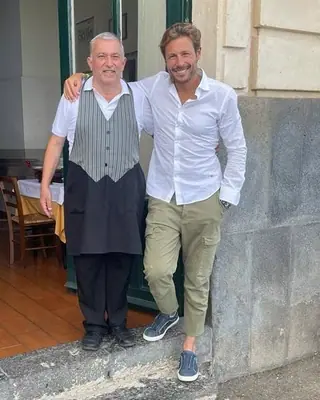 Massimiliano Ossini con Carmelo Samperi all’ingresso della Trattoria Scalo Grande